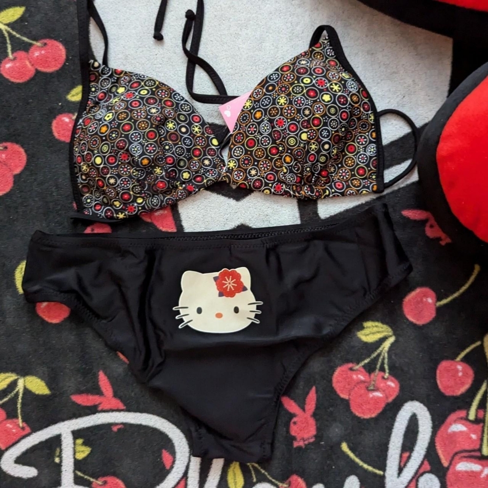 hello kitty bikini top and bottom size is L  estimate s